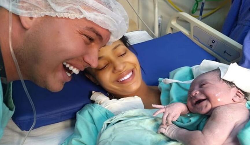 ‘Reconhece a voz’: bebê sorri para pai após parto e foto viraliza na internet