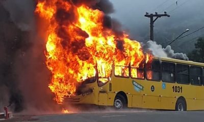 Ônibus pega fogo na Estrada da Toca