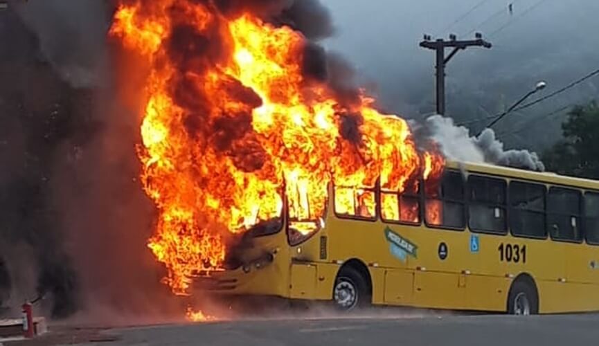Ônibus pega fogo na Estrada da Toca