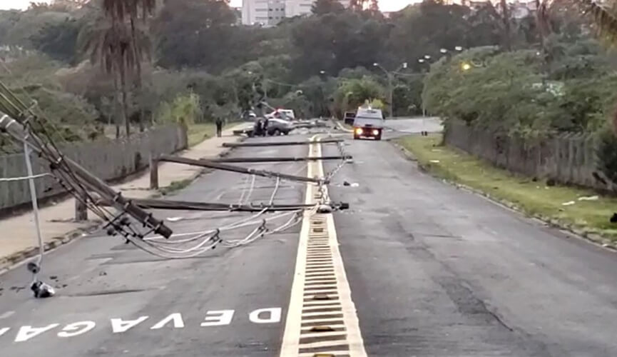 Arquiteto bate carro e derruba 11 postes de iluminação pública de uma vez