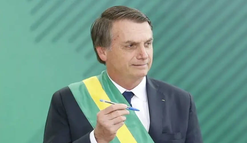 Bolsonaro assina MP que acaba com publicações de balanços em jornais