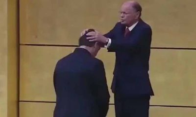 Bolsonaro recebe unção de Edir Macedo no Templo de Salomão