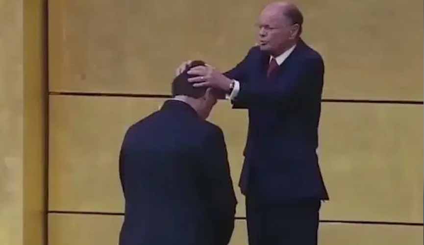 Bolsonaro recebe unção de Edir Macedo no Templo de Salomão