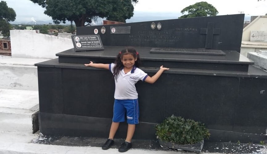 Garotinha de 6 anos realiza sonho de conhecer cemitério e fotos viralizam na internet