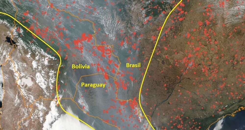 Imagem de satélite desta quarta-feira (19) mostra fumaça encobrindo parte da Bolívia, Paraguai e Mato Grosso do Sul (Foto: Reprodução/Inpe)