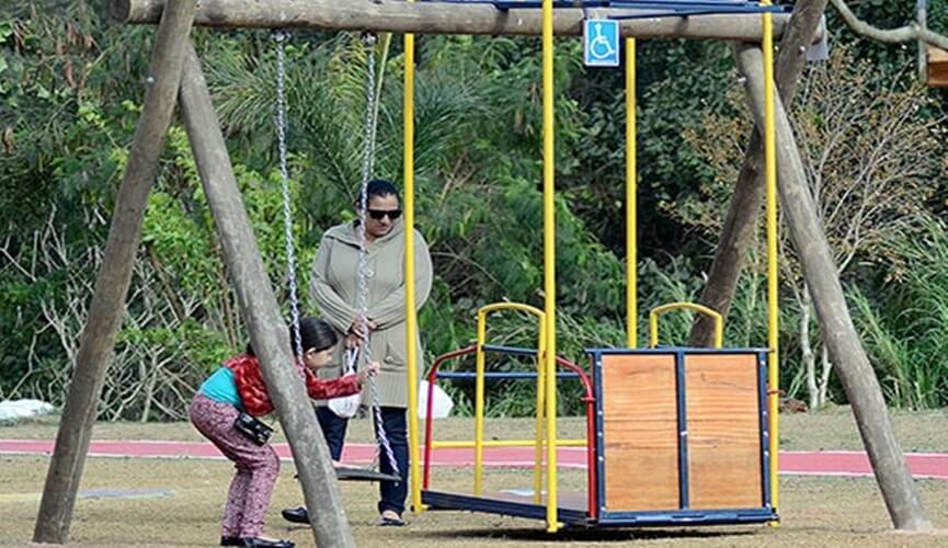 Parque Chico Mendes tem brinquedo adaptado para crianças deficientes