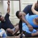 Pedreiro enfrenta preconceito e aprende balé para ajudar filhas autistas