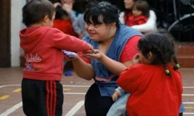 Primeira professora com Down encanta crianças da rede pública na Argentina