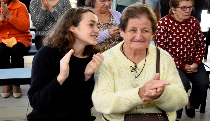 Valorização emocional: escola de Jundiaí homenageia avós de alunos