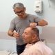 Voluntários cortam cabelo e barba de pacientes do São Vicente