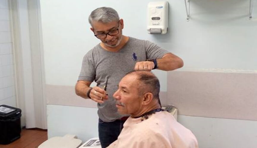 Voluntários cortam cabelo e barba de pacientes do São Vicente