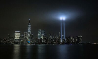 Projeção de luzes no local que ficavam as torres gêmeas em NY antes do atentado de 11 de setembro