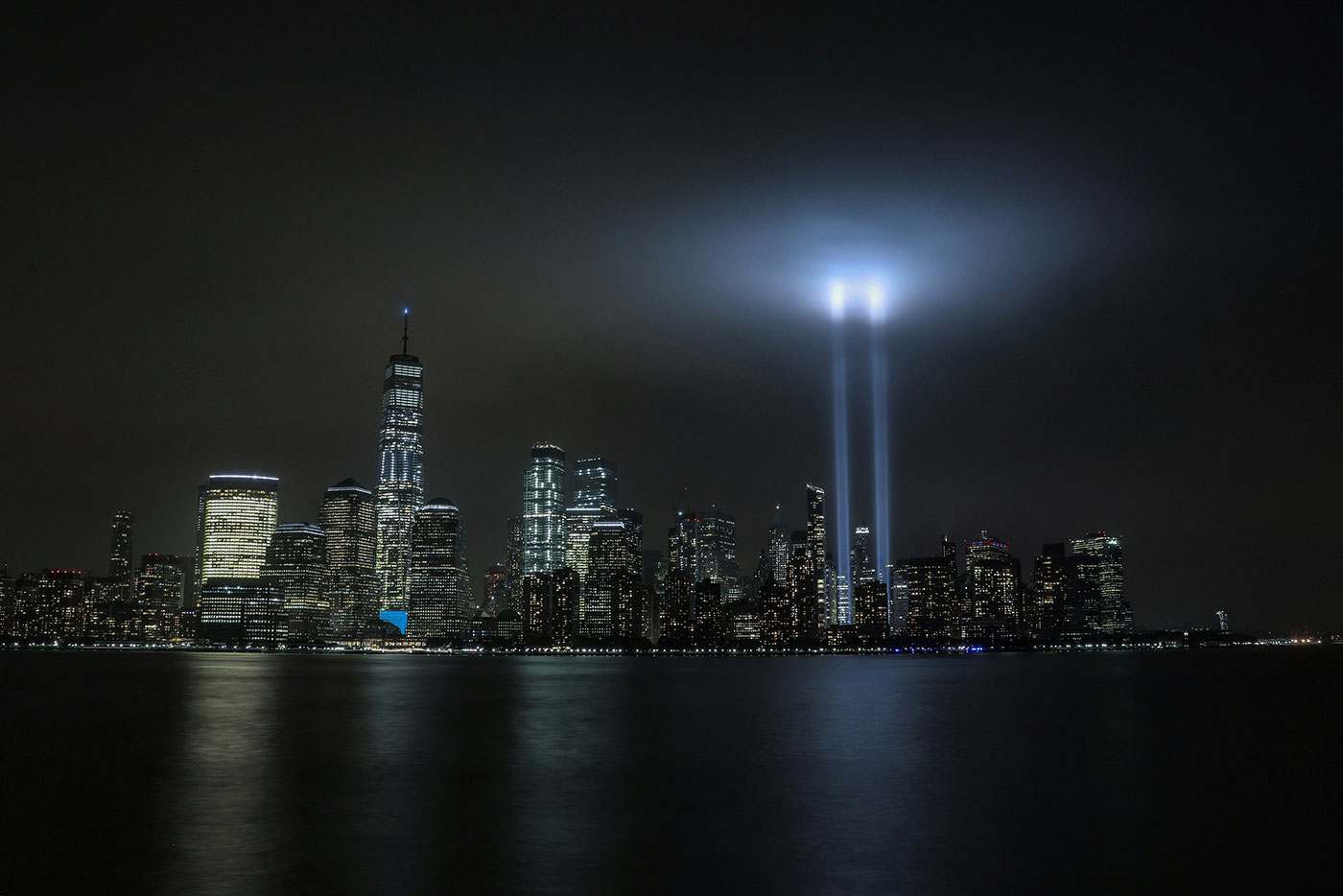 Projeção de luzes no local que ficavam as torres gêmeas em NY antes do atentado de 11 de setembro