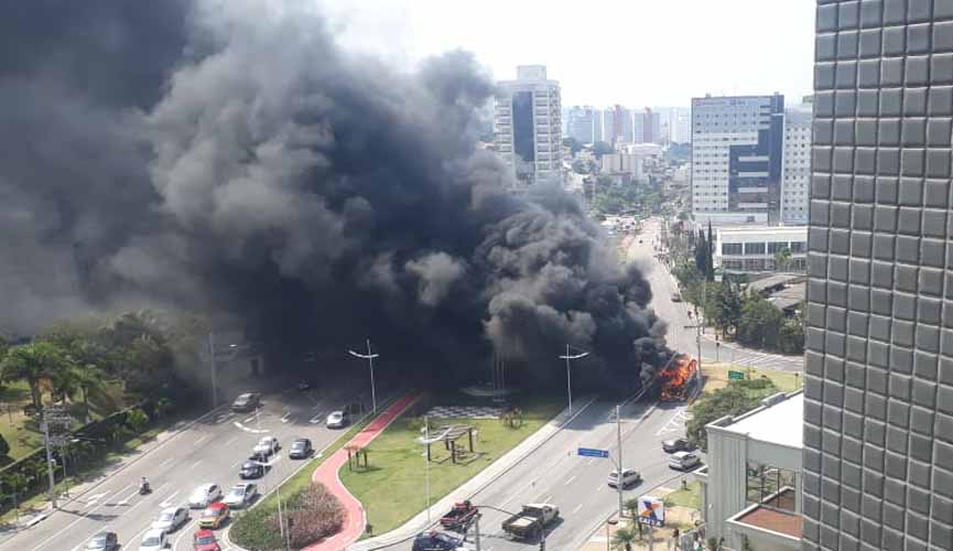 Ônibus que pegou fogo em Jundiaí tinha 42 passageiros à bordo