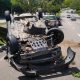 Carro capota na avenida dos Imigrantes Italianos