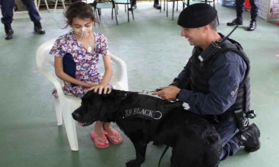 Cão da Guarda Municipal leva alegria às crianças internadas no Hospital Universitário