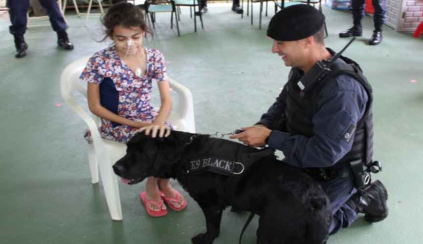 Cão da Guarda Municipal leva alegria às crianças internadas no Hospital Universitário