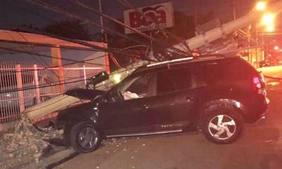 Motorista fora de controle quebra poste ao meio na rua Pirapora