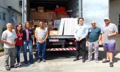 O superintendente do HSV, Matheus Gomes, a coordenadora do projeto, Viviane Rasera e o mestre de obras, Wilson Palmeira Santos receberam as doações