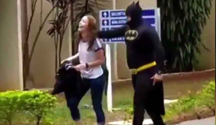 PM surpreende filha na escola vestido de Batman e vídeo viraliza