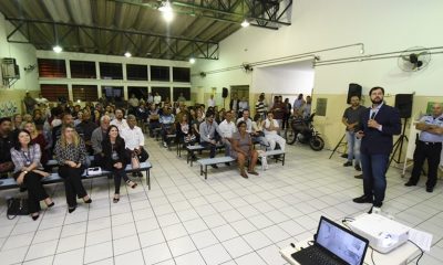 Prefeito de Jundiaí, Luiz Fernando Machado (à direita) realizando uma apresentação para uma plateia de cerca de 150 pessoas, todos moradores do bairro Jardim Tarumã.