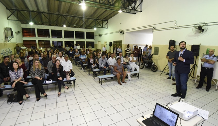 Prefeito de Jundiaí, Luiz Fernando Machado (à direita) realizando uma apresentação para uma plateia de cerca de 150 pessoas, todos moradores do bairro Jardim Tarumã.