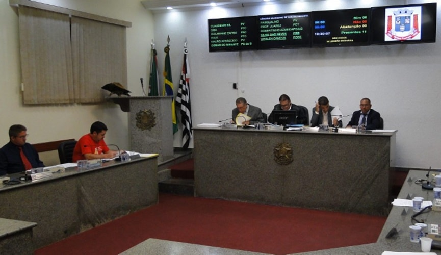 Foto do Prefeito Juvenal Rossi, ao lado de vereadores na câmera municipal de Várzea Paulista