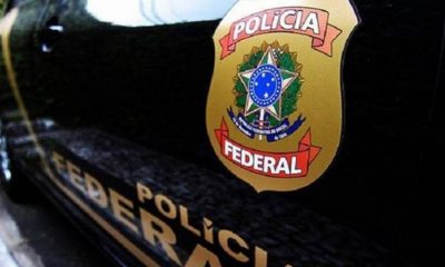 Foto de viatura preta da Polícia Federal