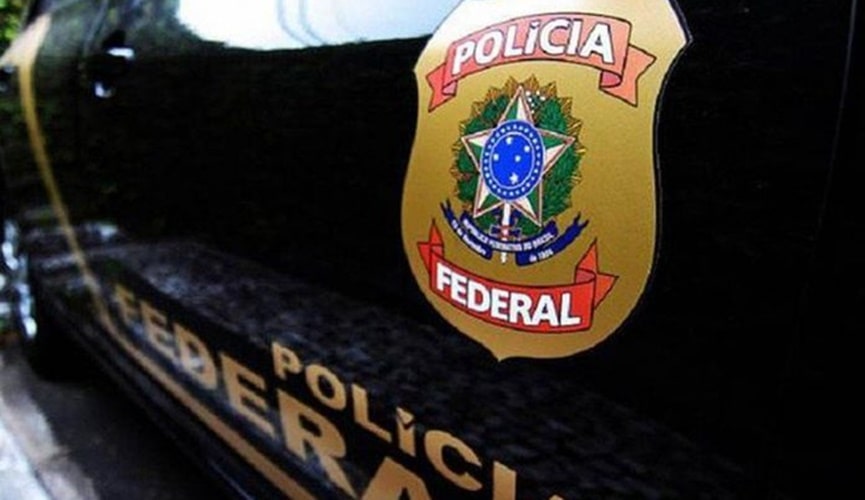 Foto de viatura preta da Polícia Federal