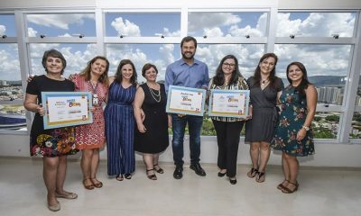 Professoras segurando certificado ao lado do prefeito de Jundiaí, Luiz Fernando Machado