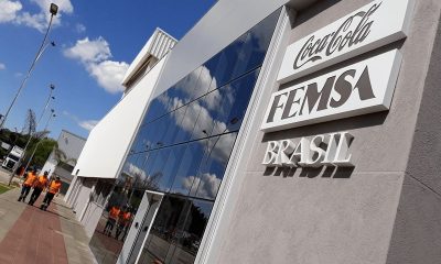 Prédio da Coca-Cola FEMSA Brasil, estrutura espelhada e cinza