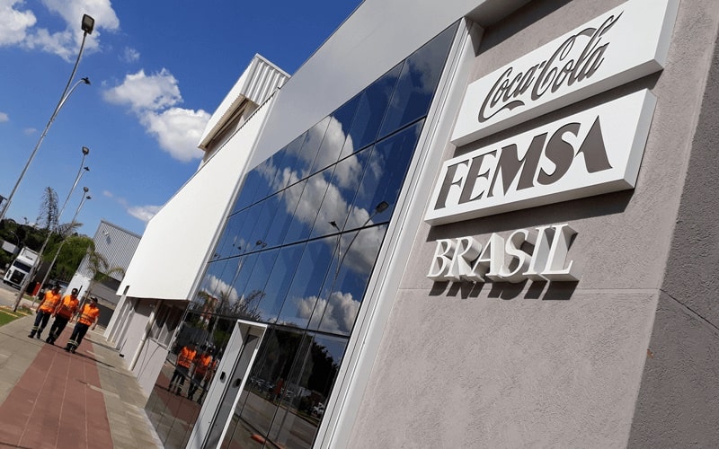 Prédio da Coca-Cola FEMSA Brasil, estrutura espelhada e cinza
