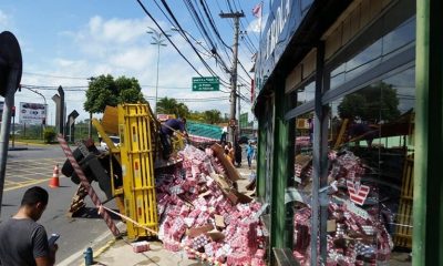 Caminhão de bebidas tombado em rua