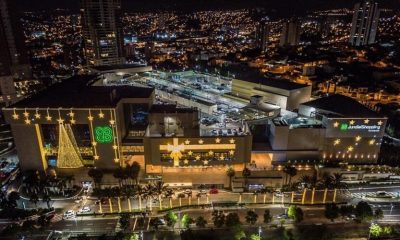 Foto aérea do JundiaíShopping com enfeites de natal