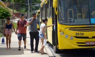 Homem e mulher entrando em ônibus