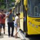 Homem e mulher entrando em ônibus