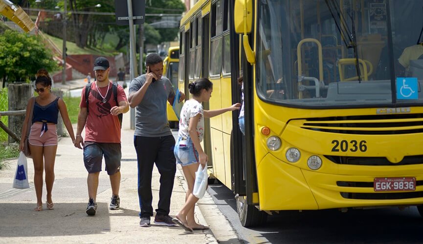 Homem e mulher entrando em ônibus