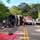 ônibus tombado em rodovia, ambulâncias e agentes prestando socorro aos passageiros