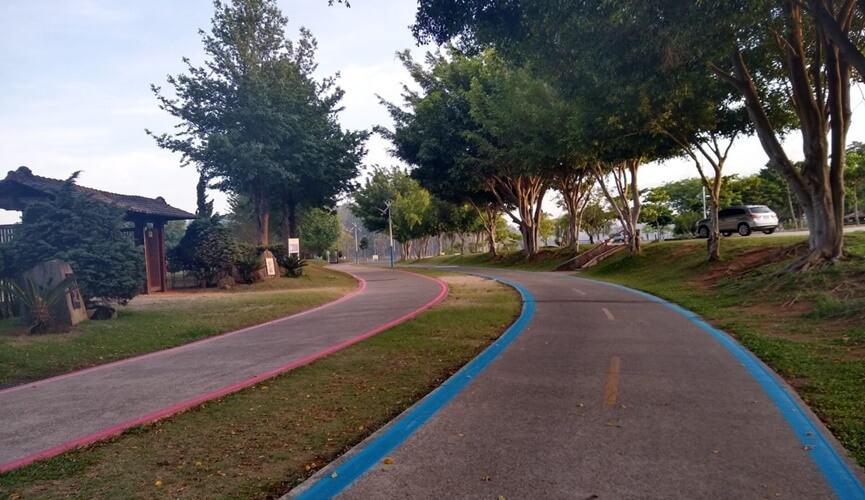 Ciclovia e pista de caminhada arborizada do Parque da Cidade