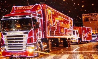 Caminhão da Caravana de Natal Coca-Cola percorrendo uma das cidades do Brasil