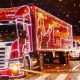 Caminhão da Caravana de Natal Coca-Cola percorrendo uma das cidades do Brasil