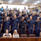 22 alunos com mãos estendidas em sinal de juramento na Câmara Municipal de Jundiaí