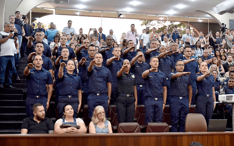 22 alunos com mãos estendidas em sinal de juramento na Câmara Municipal de Jundiaí