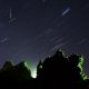 Foto tirada com longa exposição mostra um meteoro Perseid cruzando o céu na vertical e o rastro das estrelas acima das ruínas de um castelo medieval na vila de Kreva, a cerca de 100 km a noroeste de Minsk, na Bielorrússia