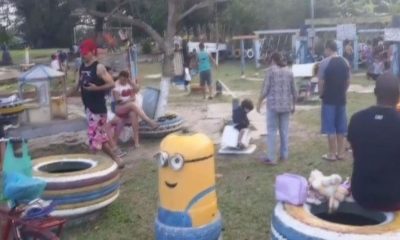 parque gratuito para crianças construído com materiais recicláveis