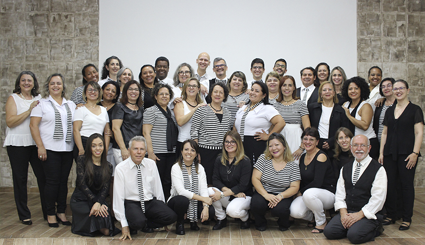 Membros do Coral Divino em Canto posam para fotografia