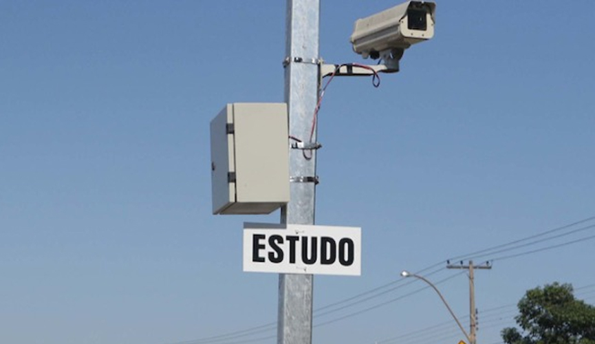 Câmera em poste com caixa parecida com radar. Logo abaixo uma placa diz "estudo"