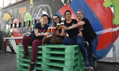 Da esquerda para direita, Marjorie Inove, Bianca Barbarini, Juliana Behr e Aline Tiene, segurando copos de cervejas