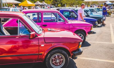 fiats 147 estacionados lado a lado, cada carro com vários cores