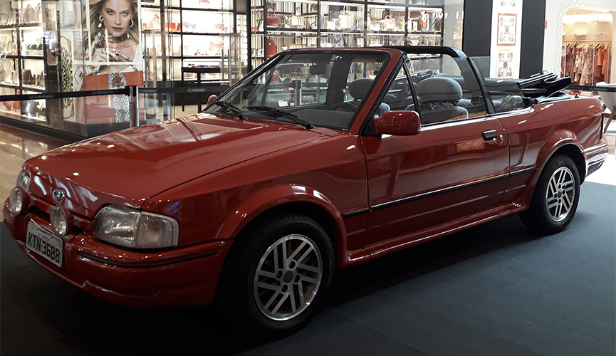 Escort XR3 vermelho em exposição em shopping